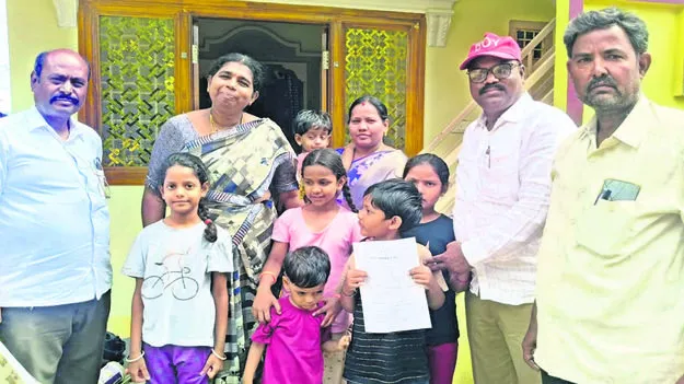 TEACHER:  ఆదర్శంగా నిలిచిన ఉపాధ్యాయురాలు