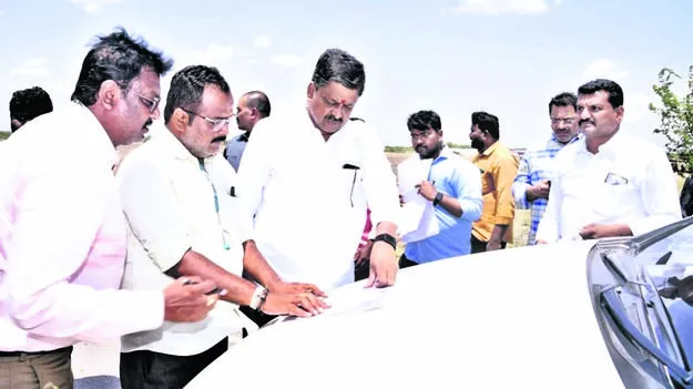 MINISTER: అర్హులైన పేదలందికీ ఇళ్ల స్ధలాలిస్తాం