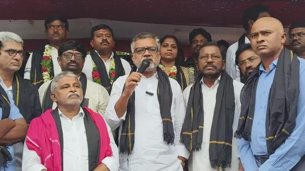 అధికారులు రోడ్డెక్కడం ప్రభుత్వానికి సిగ్గుచేటు 
