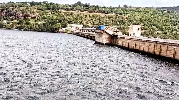 శ్రీశైలానికి తగ్గిన వరద 