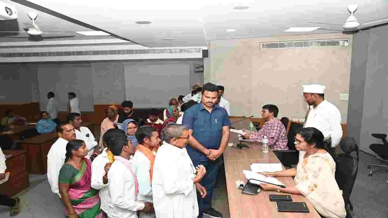 kumaram bheem asifabad-  దరఖాస్తులను త్వరగా పరిష్కరించాలి