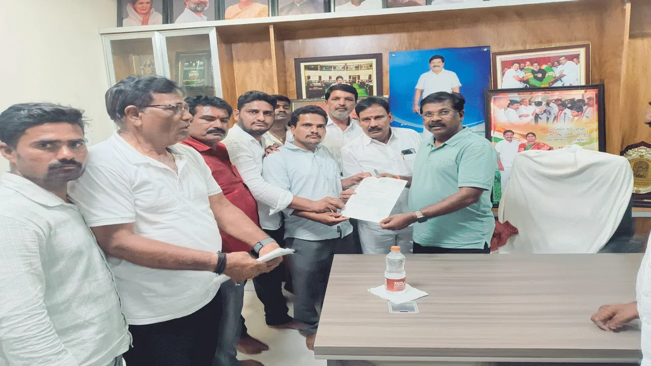 బాధిత కుటుంబానికి ఎల్‌వోసీ అందజేత