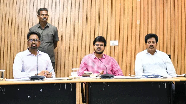 రైతులను ప్రత్యామ్నాయ పంటల వైపు మళ్లించాలి