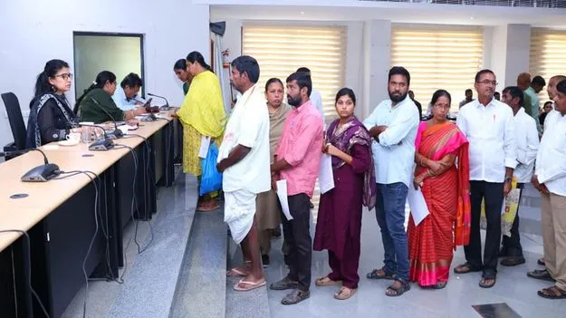  ఫిర్యాదులను ఎప్పటికప్పుడు పరిష్కరించాలి