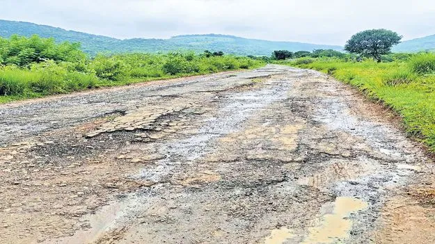 అధ్వానంగా చౌడుపల్లి-పశువులబంద రహదారి