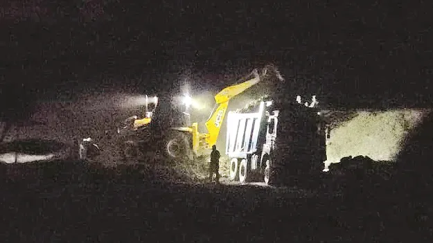 సత్తాల చెరువులో అక్రమ మట్టి తవ్వకాలు