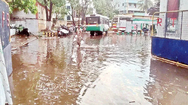 దంచికొట్టిన వర్షం