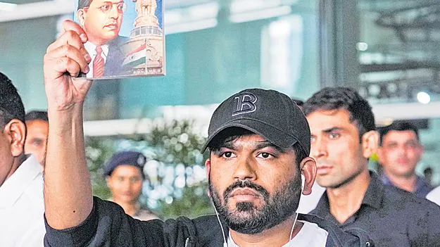 ప్రధాన్‌ను తప్పించే బాధ్యత ప్రధానిదే