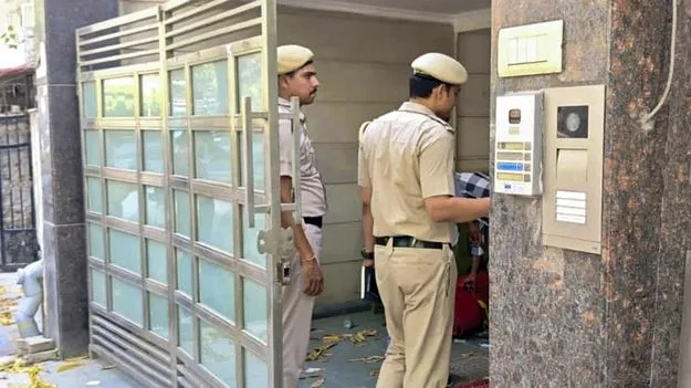 ఐఆర్‌ఎస్‌ అధికారి కుమార్తెపై హత్యాచారం!