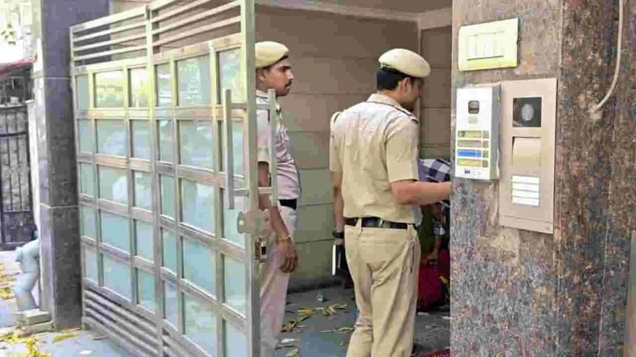 ఐఆర్‌ఎస్‌ అధికారి కుమార్తెపై హత్యాచారం!