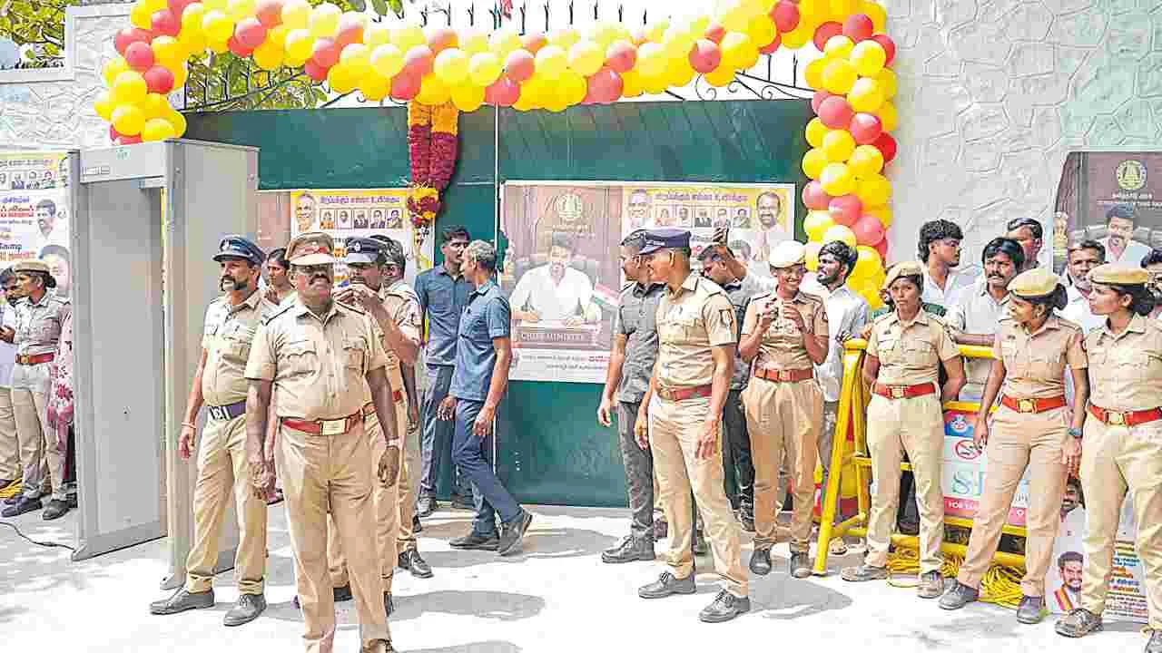 విజయ్‌ హామీలకు లక్ష కోట్లు కావాలి!