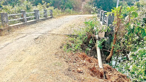  రోడ్డు మధ్యలో  గోతులు ఏర్పడి.. గోడలు బీటలు వారి