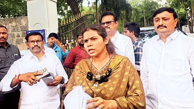 అక్రమార్కులపై చర్యలు తీసుకోవాలి 
