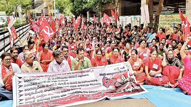 కనీస వేతనాలు ఇవ్వాలి