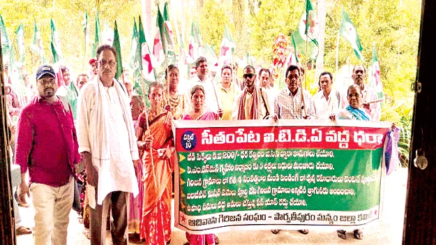   గిరిజనుల సమస్యలు పరిష్కరించాలి