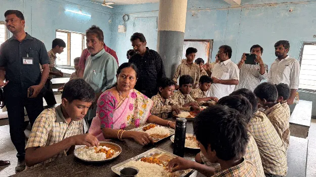 మెనూ ప్రకారం భోజనం అందించాలి