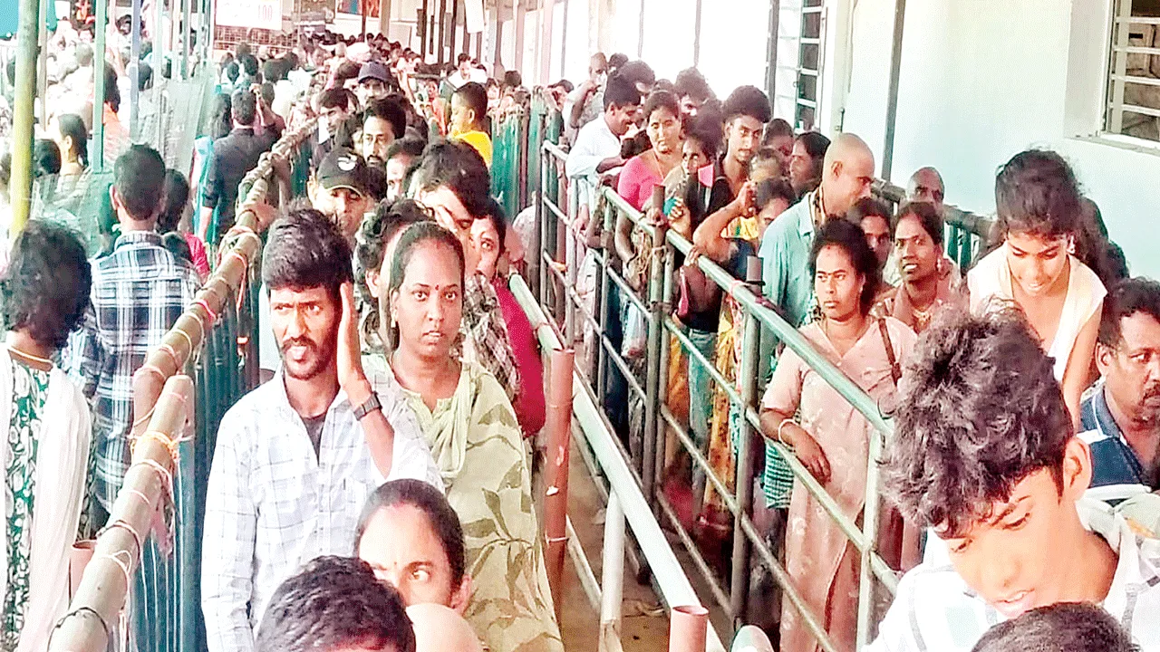 ఆదిత్యుడి దర్శనానికి పోటెత్తిన భక్తులు
