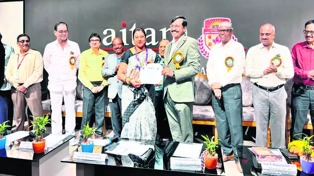 JNTU : జేఎనటీయూ ప్రొఫెసర్లకు అవార్డులు