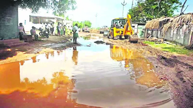 ROAD: రోడ్డుపై మురుగు తొలగింపు