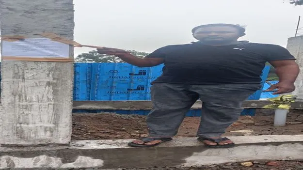 షాపుల కూల్చివేతపై ముదిరిన వివాదం