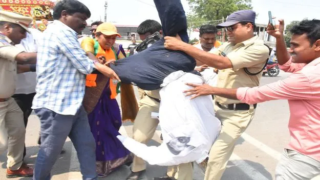 మహిళా బిల్లును అడ్డుకోవడంపై బీజేపీ ఆందోళన