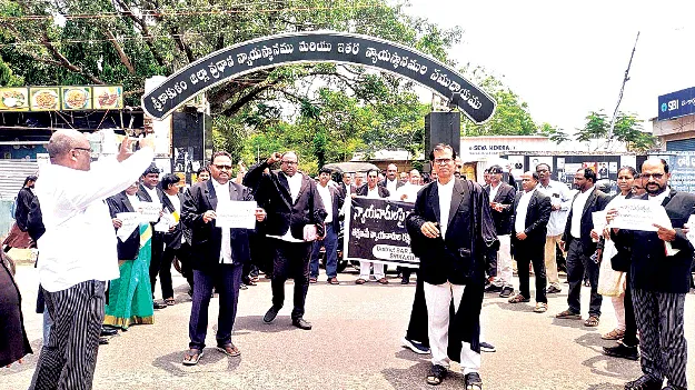 న్యాయవాదులపై దాడులను అరికట్టాలి