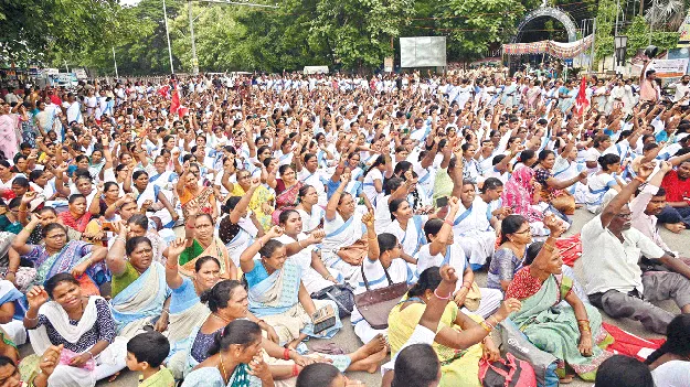 The shattered collectorate దద్దరిల్లిన కలెక్టరేట్‌