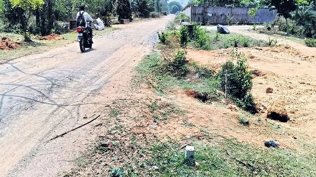 ఒకే మార్గంలో రోడ్డు, రైల్వే ట్రాక్‌!