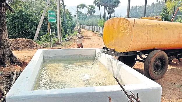 పశువుల తొట్టెల్లో నీరు