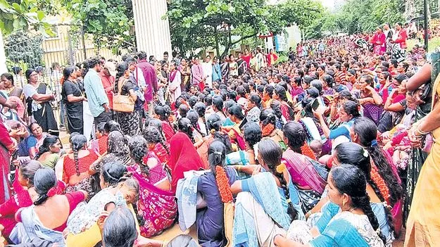 కదంతొక్కిన అంగన్‌వాడీలు
