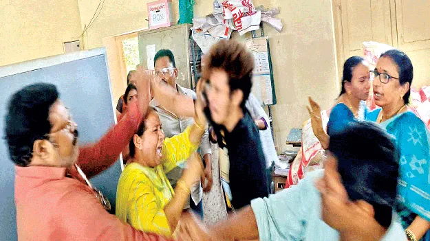 Head constable's son attacks government teacher. ప్రభుత్వ ఉపాధ్యాయుడిపై   హెడ్‌కానిస్టేబుల్‌ కొడుకు దాడి