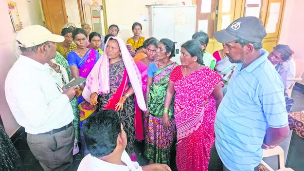 WORKERS: యాప్‌ పనిచేయకపోతే మా కూలి ఎలా?