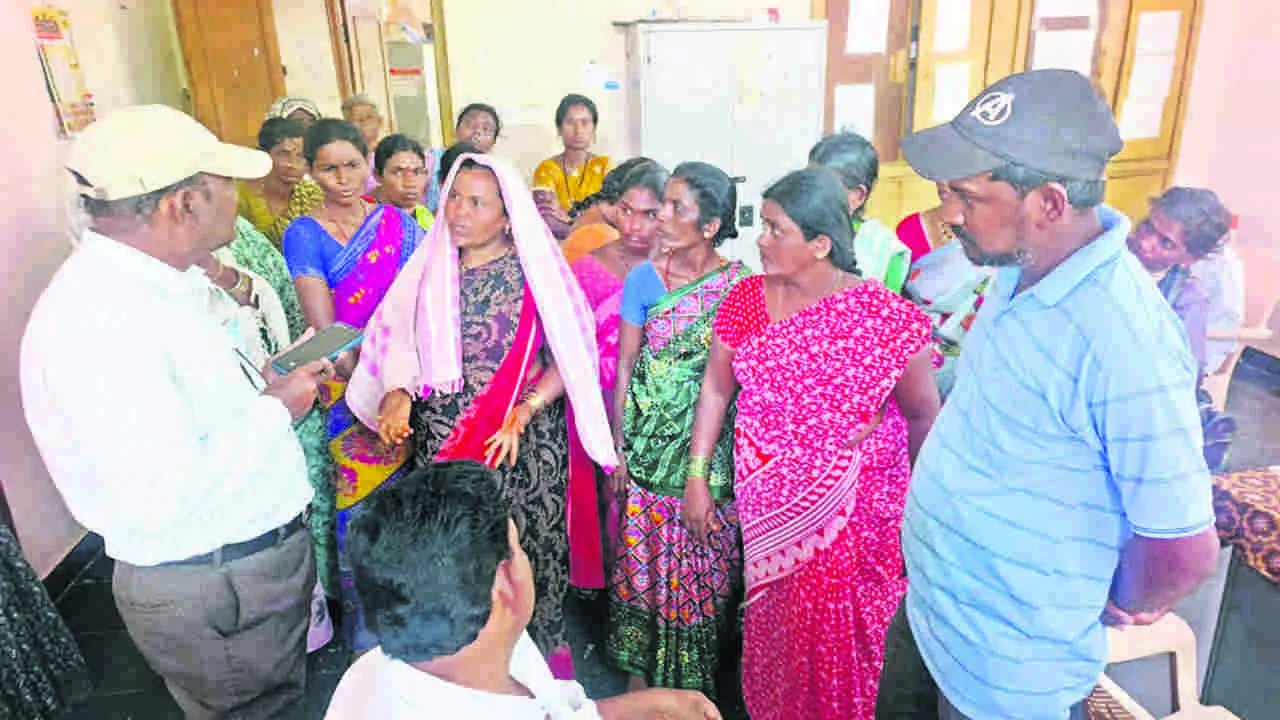 WORKERS: యాప్‌ పనిచేయకపోతే మా కూలి ఎలా?
