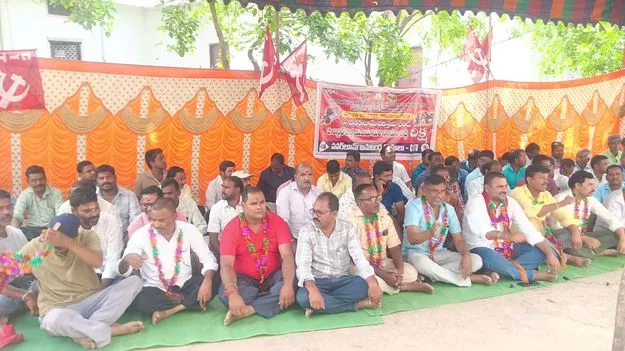 పాలిస్టర్‌ వస్త్రానికి కూలి పెంచాలి