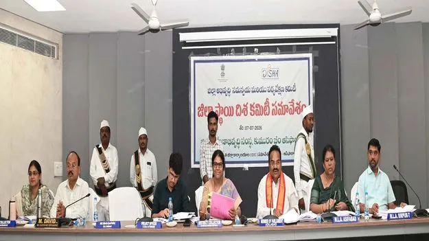 kumaram bheem asifabad- అర్హులకు సంక్షేమ పథకాలు అందించాలి