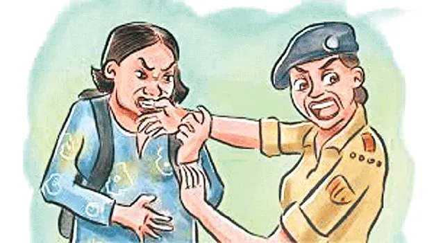 పోలీస్‌ స్టేషన్‌లోపోలీసులపై దాడి!?