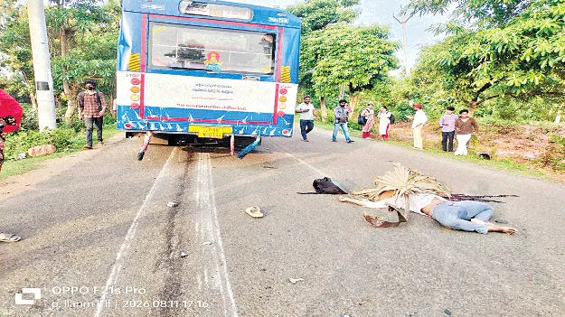 హెల్మెట్‌ కిందపడి.. మృత్యుఒడి చేరి..