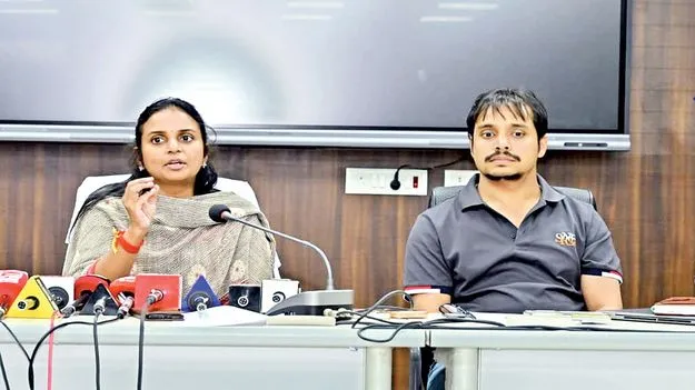 ఓటర్లు ఎన్యుమరేషన్‌ ఫారాలను వెంటనే అందజేయాలి