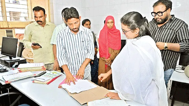 మెరుగైన సేవలు అందించాలి : కలెక్టర్‌