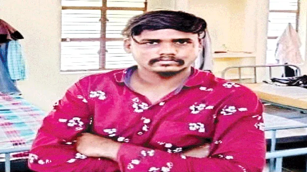 పోలీసులను మభ్యపెట్టి ఖైదీ పరారు