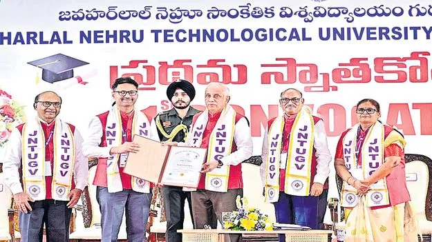 ఘనంగా జేఎన్‌టీయూ-జీవీ తొలి స్నాతకోత్సవం