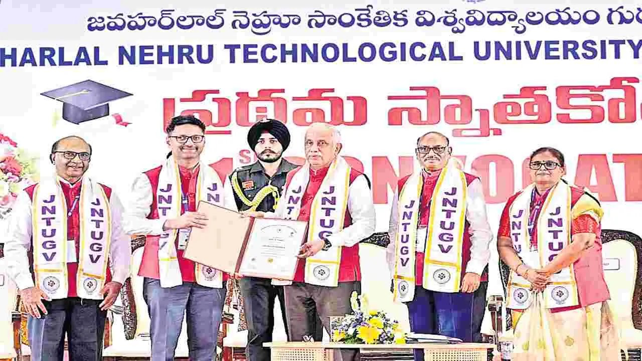 ఘనంగా జేఎన్‌టీయూ-జీవీ తొలి స్నాతకోత్సవం