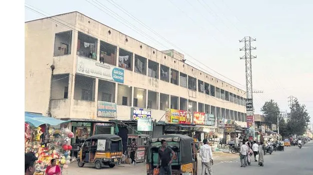 పదేళ్లుగా పాత భవనంలోనే