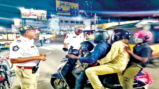 నలుగురూ హెల్మెట్లు ధరించి...