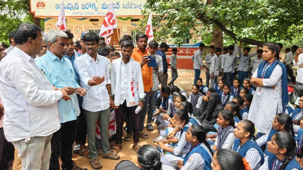 విద్యార్థుల కడుపు కొడుతున్నారు  