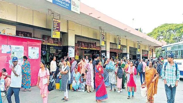 చాలని బస్సులు.. తప్పని పాట్లు