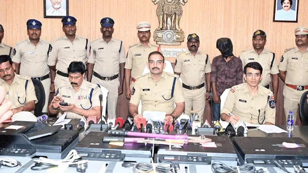 ఆన్‌లైన్‌ బెట్టింగ్‌కు బానిసై..