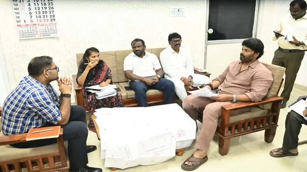 ‘ఇందిరమ్మ’ నిర్మాణాలకు సింగరేణి భూములివ్వాలి 
