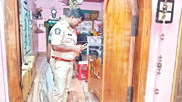 బంగారు ఆభరణాలు చోరీకి గురయ్యాయని... 