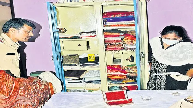‘పేటలో భారీ చోరీ